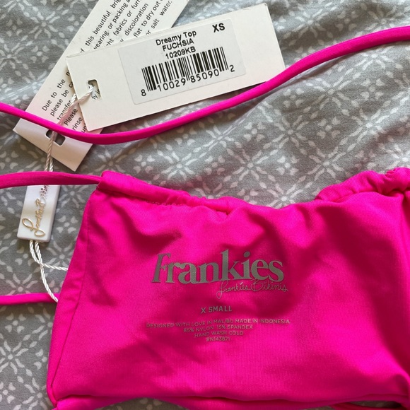 Frankies Bikini’s dreamy top in fuchsia - Picture 2 of 3